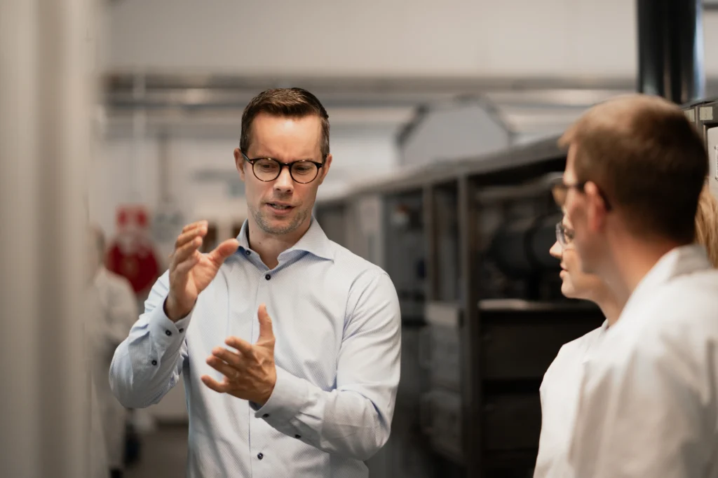 Anders Wulff explaining to Signe Larsen and Bo Skov Hedegaard in the Subra lab.