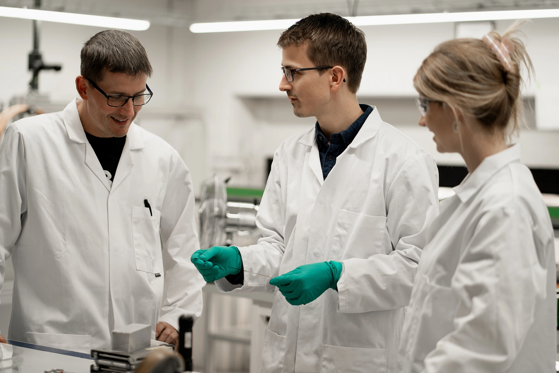John Jákup Christensen explaining Subracable and high-temperature superconductors to Bo Skov Hedegaard and Signe Larsen in the lab.
